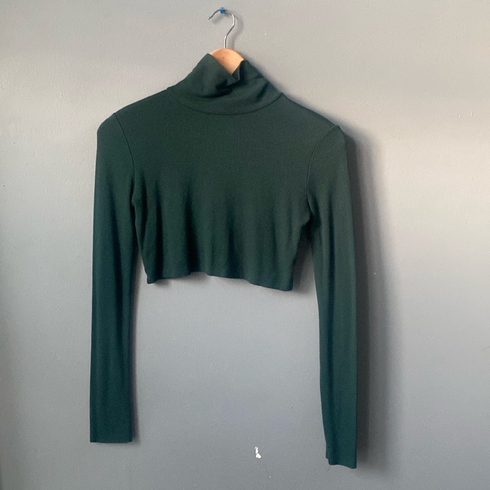 Turtleneck Crop Top💚 - Picture 3 of 3